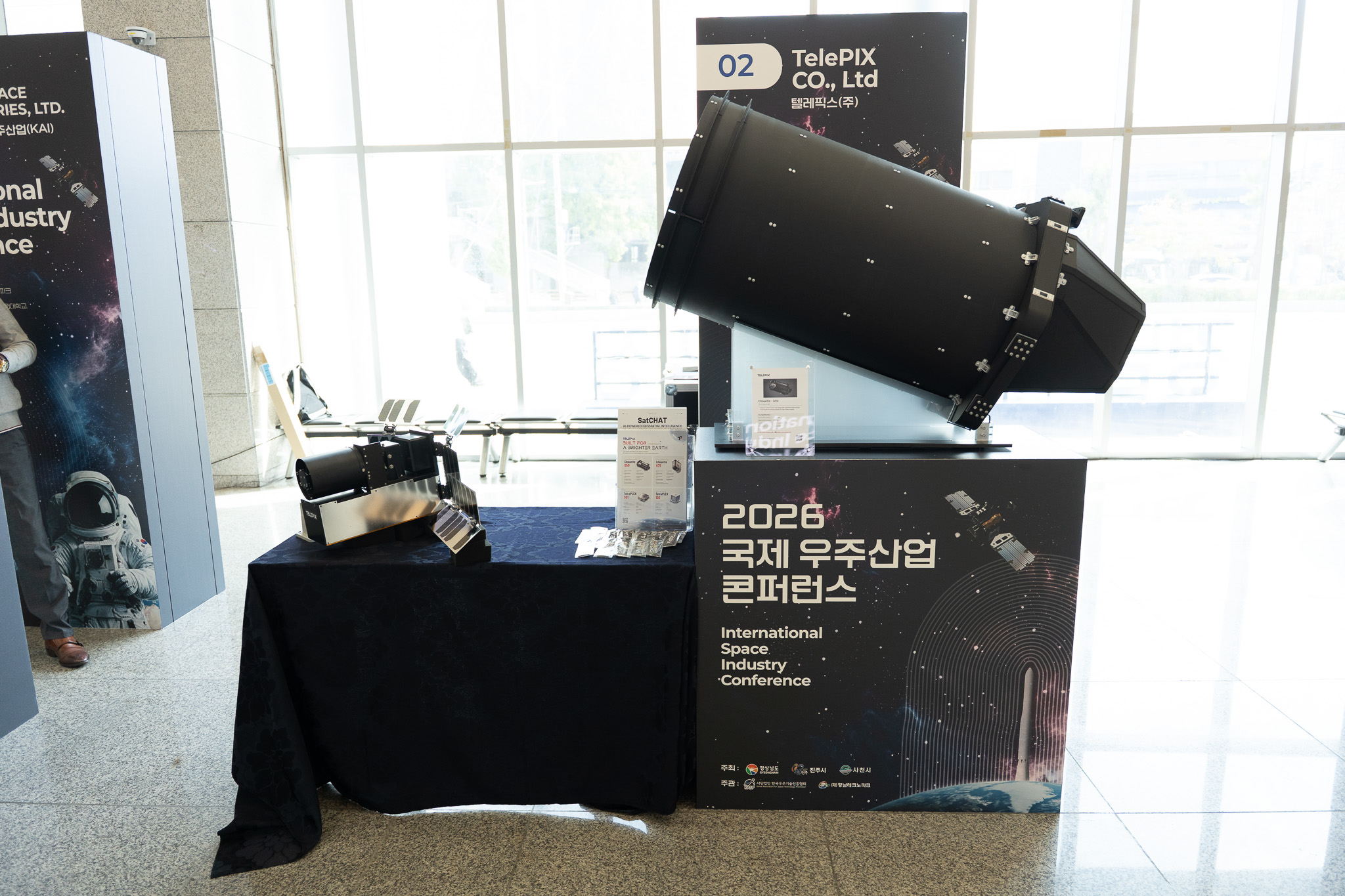 로비에 설치한 기업 홍보부스와 전시물.